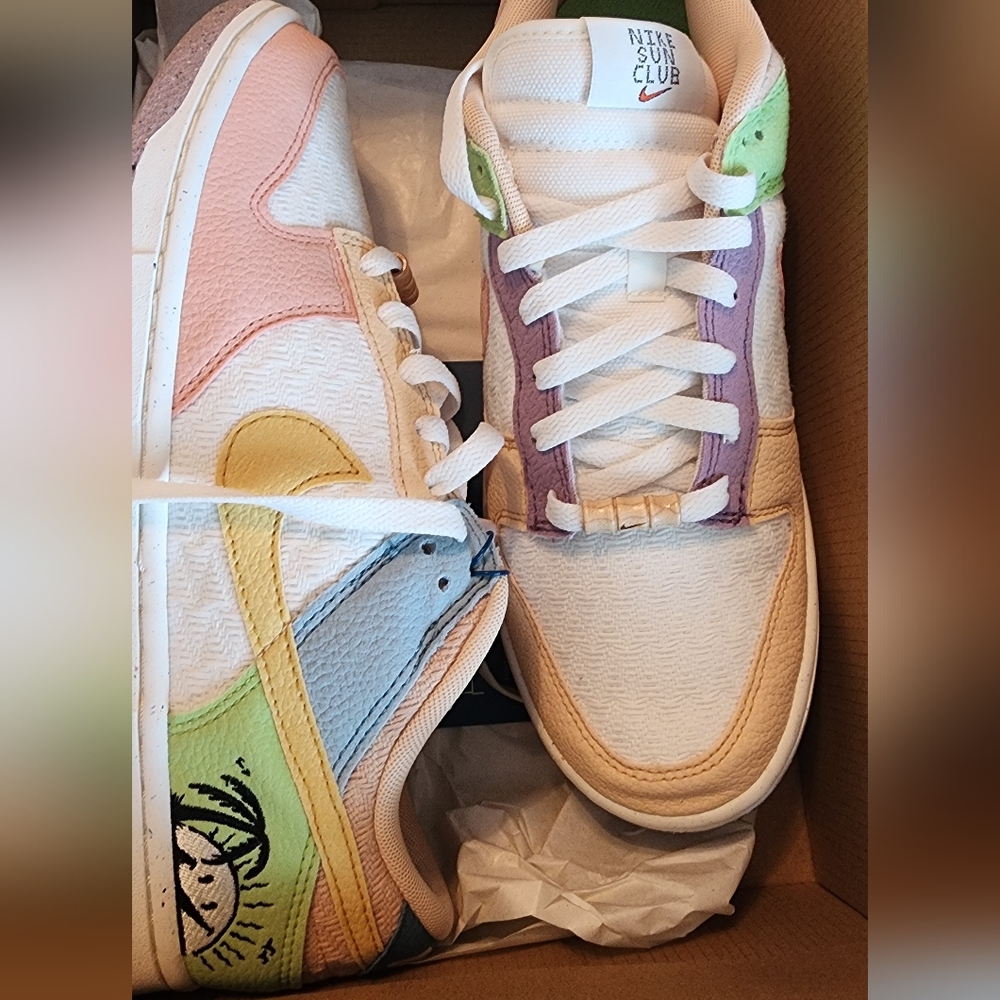 Women's size 11/ men 9.5 nike sunclub dunks